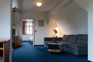 拉恩河畔林堡的住宿－納索爾霍夫酒店，客厅配有沙发和桌子