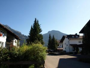 ein Dorf mit einem Berg im Hintergrund in der Unterkunft Alpenflair Ferienwohnungen, Whg 225 Gipfelblick in Oberstdorf