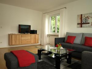 ein Wohnzimmer mit einem Sofa und einem Couchtisch in der Unterkunft Alpenflair Ferienwohnungen, Whg 225 Gipfelblick in Oberstdorf