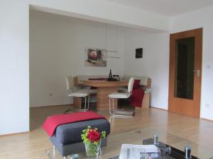 ein Wohnzimmer mit einem Tisch und Stühlen in der Unterkunft Alpenflair Ferienwohnungen, Whg 225 Gipfelblick in Oberstdorf