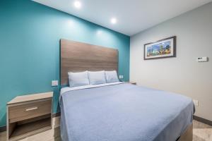 Postel nebo postele na pokoji v ubytování Scottish Inns-Campus