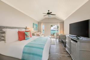 Uma TV ou centro de entretenimento em Sea Breeze Beach House All Inclusive by Ocean Hotels