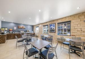 un restaurante con mesas, sillas y una barra en Scottish Inns-Campus, en Fort Worth