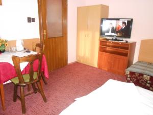 
A television and/or entertainment centre at Betti Motel
