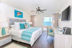 Cama ou camas em um quarto em Sea Breeze Beach House All Inclusive by Ocean Hotels