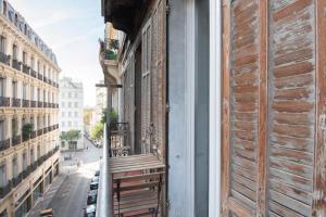 マルセイユにあるNOCNOC - L'Haussmanienのバルコニーにベンチ付きの建物の開窓