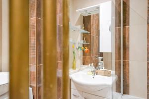 łazienka z umywalką i lustrem w obiekcie Second home in heart of Bratislava w Bratysławie +13 zdjęć