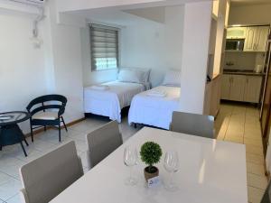 メンドーサにあるAlquiler temporario Mendozaのベッド2台、テーブル、椅子が備わる客室です。