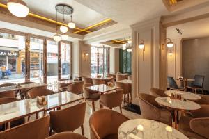 un restaurant avec des tables, des chaises et des fenêtres dans l'établissement Danis Hotel & Spa Istanbul - Old City, à Istanbul