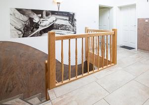 escalera de madera en una sala de estar con mesa en Gästehaus Alte Bäckerei en Dachwig