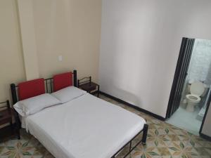 เตียงในห้องที่ Hotel Los Balcones