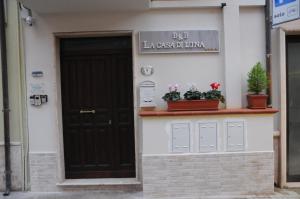 ein Gebäude mit einer schwarzen Tür und Pflanzen darauf in der Unterkunft La casa di Luna in San Benedetto del Tronto