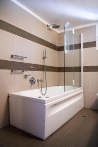 Koupelna v ubytování Serenity Luxury Villa, Skiathos + 37 fotografií