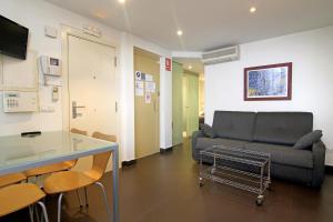 een woonkamer met een bank en een tafel bij Classbedroom Born Apartments in Barcelona