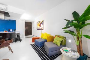 The Pool House Suite في سورينتو: غرفة معيشة مع أريكة وطاولة