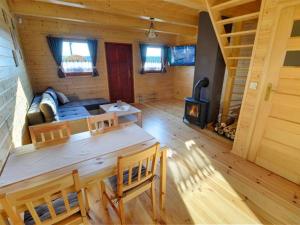 Cabaña de madera con sala de estar con fogones. en Domki nad jeziorem, en Zarzecze