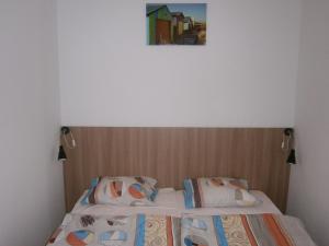 1 dormitorio con 2 camas y una foto en la pared en Fanni Budapest Guesthouse, en Budapest
