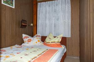 Posteľ alebo postele v izbe v ubytovaní Familia Nyaraló 180