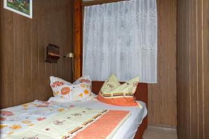 เตียงในห้องที่ Familia Nyaraló 180