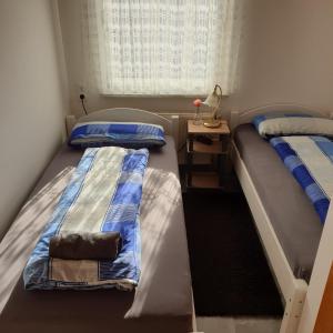 ノルデンにあるFerienwohnung 1-2 Personenの窓付きの小さな部屋のベッド2台