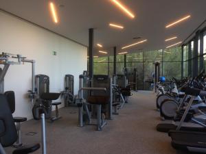 einen Fitnessraum mit einer Reihe von Heimtrainern und -geräten in der Unterkunft Naranjo golf & leisure in Orihuela