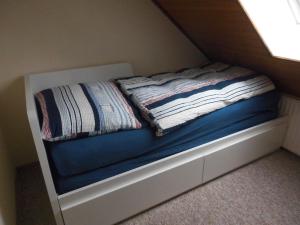 ブットヤーディンゲンにあるHaus Sabineのベッド(青い毛布付)