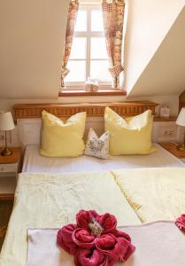 Un dormitorio con una cama con una flor. en Hotel Restaurant Mühlenhof Bosse, en Dachwig