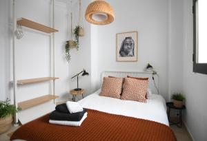 a bedroom with a white bed with orange pillows at City center nearby the beach +3Bed +2Bath +Wifi in Las Palmas de Gran Canaria