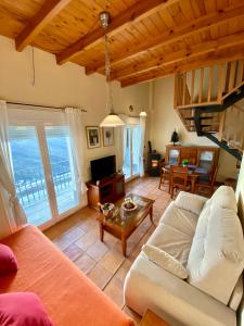 a living room with a couch and a table at Vista Nevada Ski Lodge in Sierra Nevada