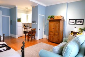 a living room with blue walls and a blue couch at Les Immeubles Charlevoix - Le Perchoir 1018 in Quebec City