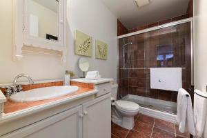 uma casa de banho branca com um lavatório e um WC em Les Immeubles Charlevoix - Le Perchoir 1019 em Cidade de Quebec