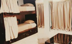 Ένα ή περισσότερα κρεβάτια σε δωμάτιο στο Castle Hostel