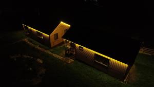 Gergeti Woods في كازباجي: منزل فيه اضاءه بالليل