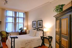 Un pat sau paturi într-o cameră la Les Immeubles Charlevoix - Le Perchoir 1019