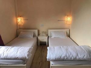 Katil atau katil-katil dalam bilik di Mone's Mountain View Hotel