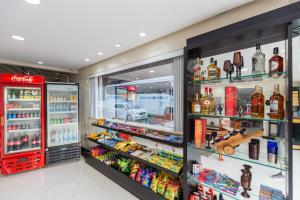 Supermarket nebo jiné obchody v  hotelu nebo okolí