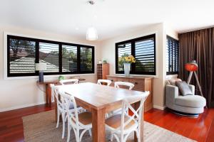 Gallery image of Spacious Family Entertainer for Manly Retreat DUPLICATE in Sydney