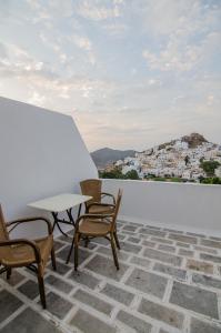 a table and chairs on the roof of a building at George & Irene Hotel in Ios Chora