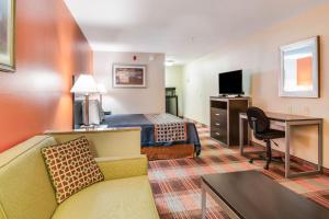 馬布爾頓的住宿－美國最佳價值旅館- 瑪布勒頓，酒店客房配有一张床、一张沙发和一张书桌。