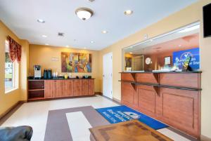 馬布爾頓的住宿－美國最佳價值旅館- 瑪布勒頓，大房间设有带柜台的厨房