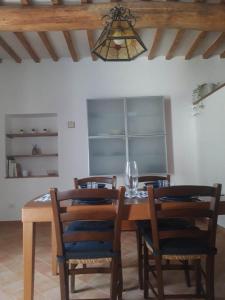 - une salle à manger avec une table et des chaises en bois dans l'établissement La Casa di Margherita, à Viterbe