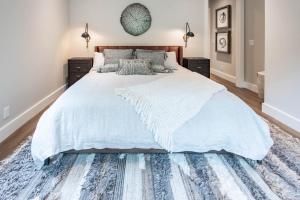 博因福尔斯The Summit Estate的卧室配有一张白色大床和蓝色地毯