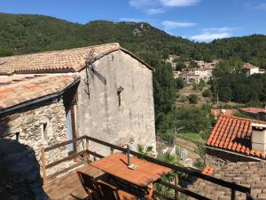 d'une table et de chaises sur un balcon d'un bâtiment dans l'établissement Gite du mas de Sarrot, à Mars