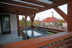 un patio con mesa y sillas en una terraza en Lehel Vendégház en Szekszárd