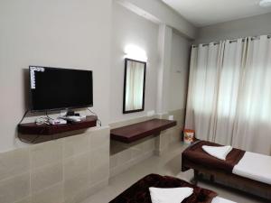 TV a/nebo společenská místnost v ubytování Hotel Sugam Karaikudi + 19 fotografií