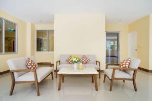 sala de estar con 2 sillas y mesa en Wises Hotel en Ban Bang Phra