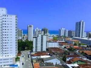 uma vista para uma cidade com edifícios altos em VISTA PRAIA MAR - AVIAÇÃO - 300 metros da praia - WI FI - VARANDA GOURMET com CHURRASQUEIRA - ESTACIONAMENTO gratuito na Praia Grande