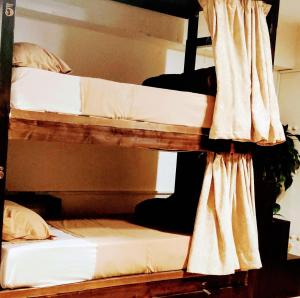 Ένα ή περισσότερα κρεβάτια σε δωμάτιο στο Castle Hostel