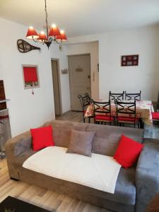 een woonkamer met een bank en een tafel bij Le Cosy in Gérardmer