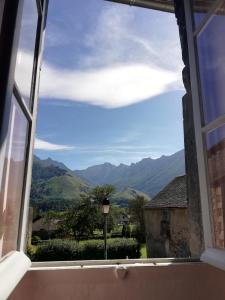 - une fenêtre avec vue sur la montagne dans l'établissement La Maison de Jeanne, à Osse-en-Aspe